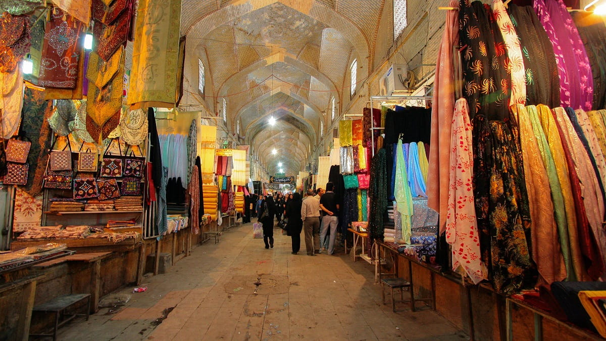 بازار وکیل در شب