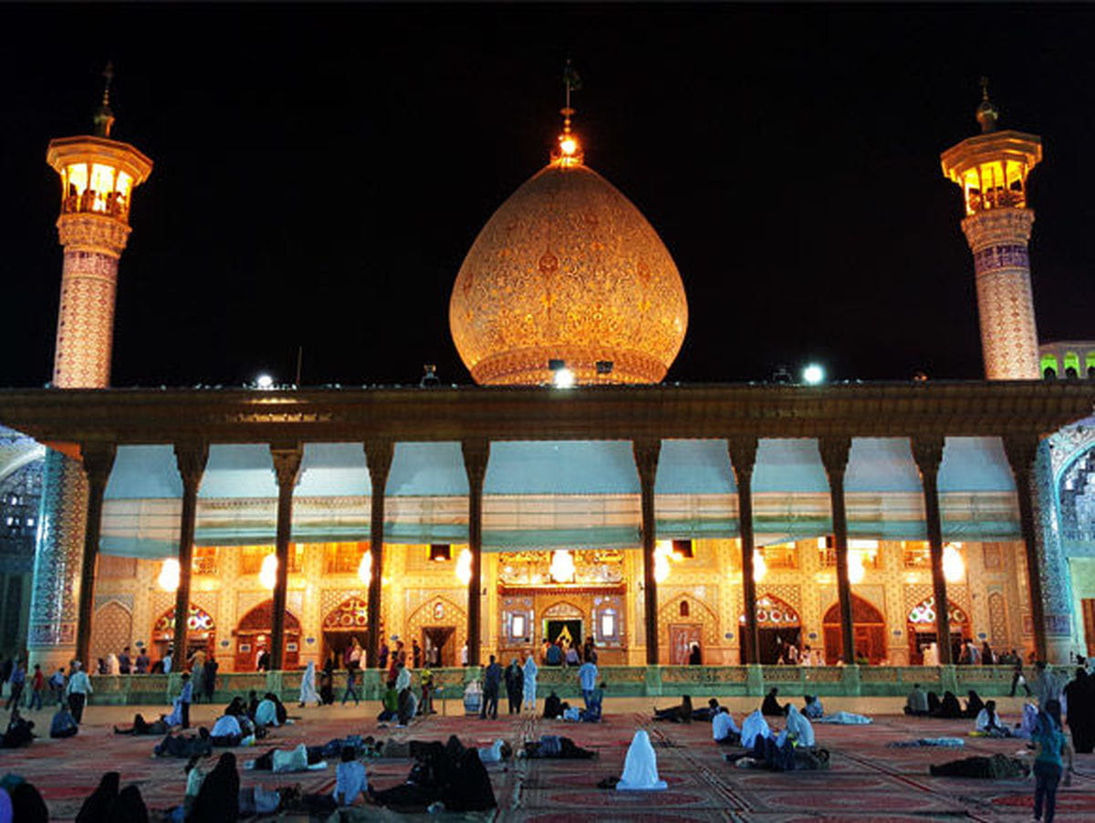 حرم شاهچراغ در شب