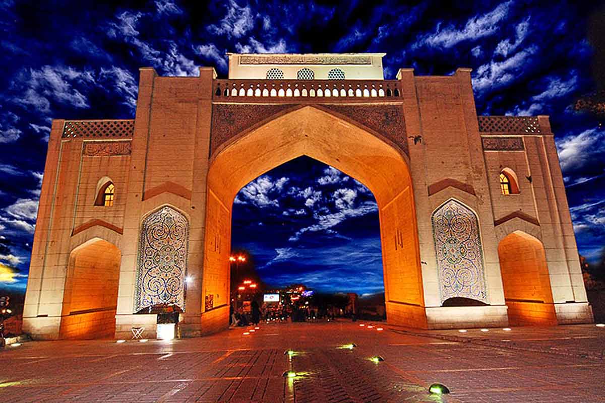 دروازه قرآن از بهترین جاهای دیدنی شیراز در شب