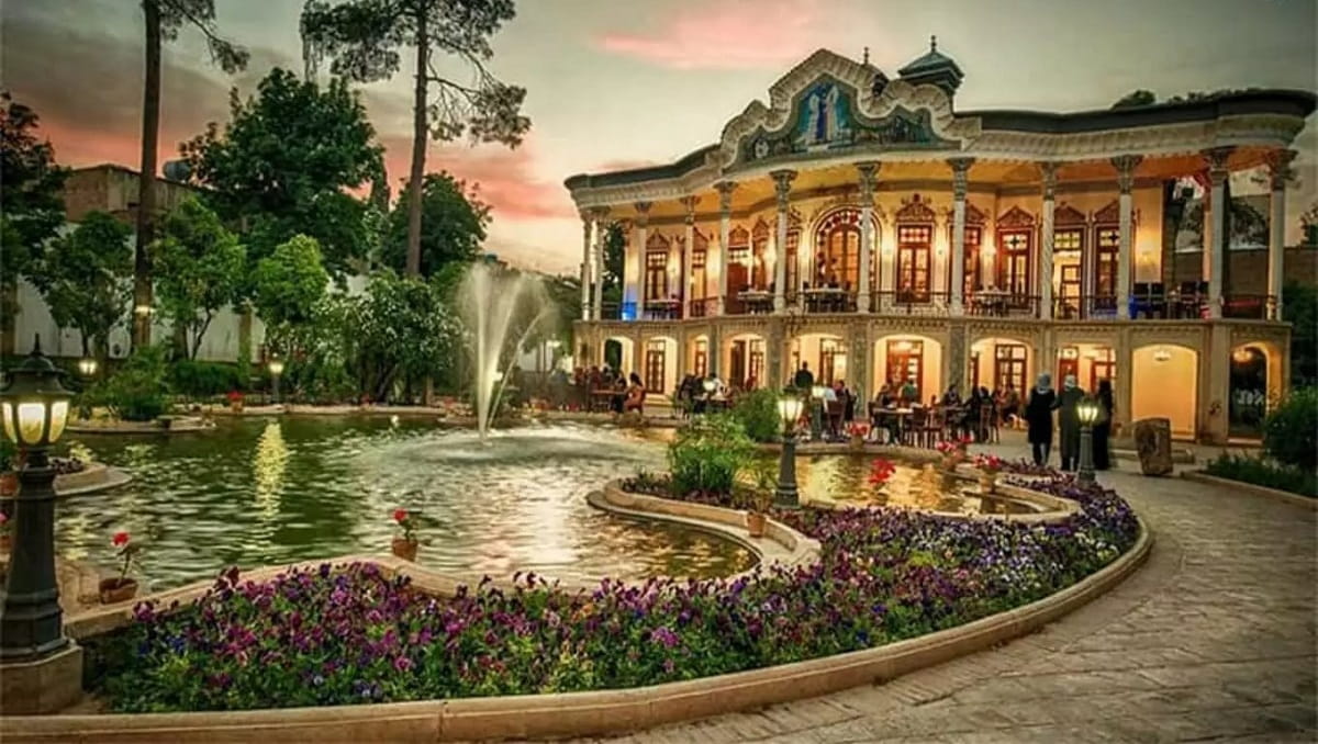 نارنجستان قوام از بهترین جاهای دیدنی شیراز در شب